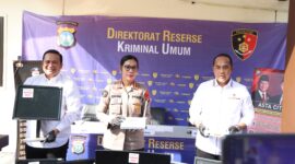 Dirreskrimum Polda Kepri Kombes Pol Ronni Bonic dan Kabid Humas Kombes Pol Nona Pricillia Ohei serta Kanit 2 Subdit 3 Kompol Rayendra Arga Prayana melihatkan barang bukti judi online dalam jumpa pers di Polda Kepri, Senin (4/5/2026). Foto: do. Istimewa