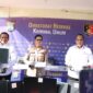 Dirreskrimum Polda Kepri Kombes Pol Ronni Bonic dan Kabid Humas Kombes Pol Nona Pricillia Ohei serta Kanit 2 Subdit 3 Kompol Rayendra Arga Prayana melihatkan barang bukti judi online dalam jumpa pers di Polda Kepri, Senin (4/5/2026). Foto: do. Istimewa