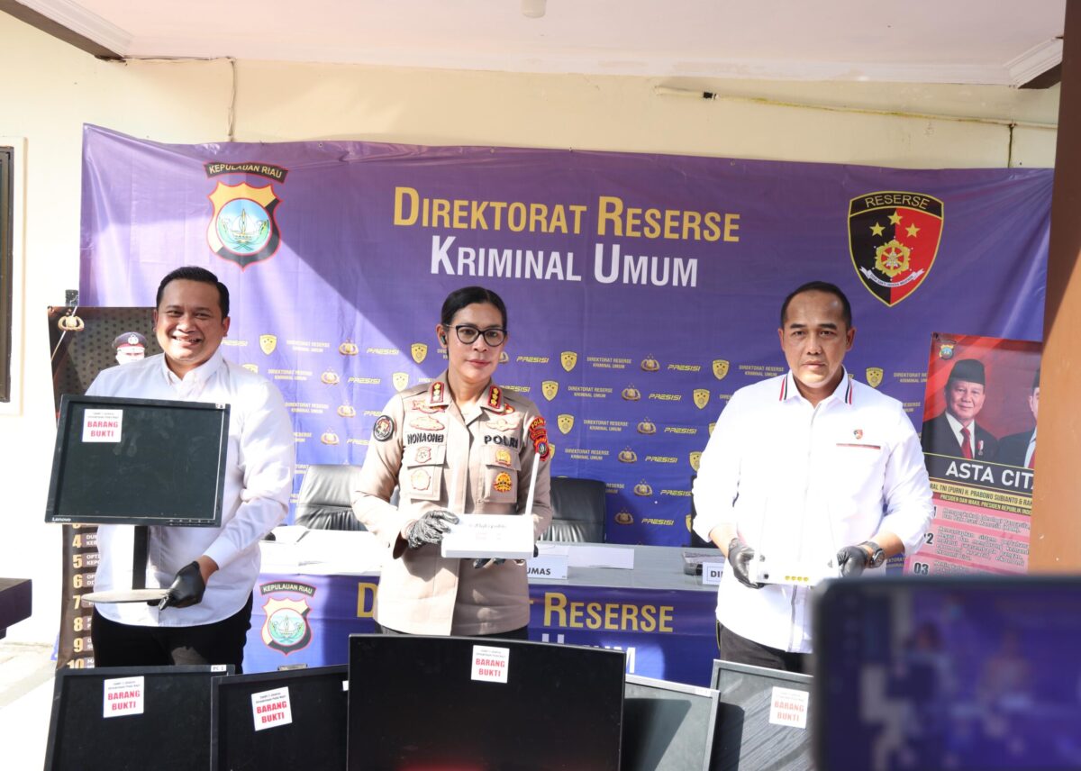Dirreskrimum Polda Kepri Kombes Pol Ronni Bonic dan Kabid Humas Kombes Pol Nona Pricillia Ohei serta Kanit 2 Subdit 3 Kompol Rayendra Arga Prayana melihatkan barang bukti judi online dalam jumpa pers di Polda Kepri, Senin (4/5/2026). Foto: do. Istimewa