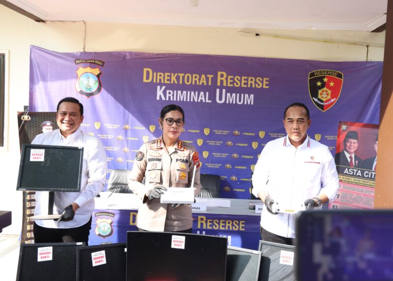 Dirreskrimum Polda Kepri Kombes Pol Ronni Bonic dan Kabid Humas Kombes Pol Nona Pricillia Ohei serta Kanit 2 Subdit 3 Kompol Rayendra Arga Prayana melihatkan barang bukti judi online dalam jumpa pers di Polda Kepri, Senin (4/5/2026). Foto: do. Istimewa