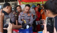 Kapolresta Jambi Kombes Pol Boy Sutan Binanga Siregar saat melakukan pemusnahan barang bukti narkotika di Gedung Satresnarkoba Polresta Jambi, Selasa (5/5/2026). Matapedia6.com/Ali
