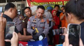Kapolresta Jambi Kombes Pol Boy Sutan Binanga Siregar saat melakukan pemusnahan barang bukti narkotika di Gedung Satresnarkoba Polresta Jambi, Selasa (5/5/2026). Matapedia6.com/Ali