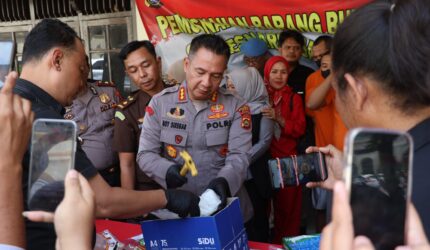 Kapolresta Jambi Kombes Pol Boy Sutan Binanga Siregar saat melakukan pemusnahan barang bukti narkotika di Gedung Satresnarkoba Polresta Jambi, Selasa (5/5/2026). Matapedia6.com/Ali
