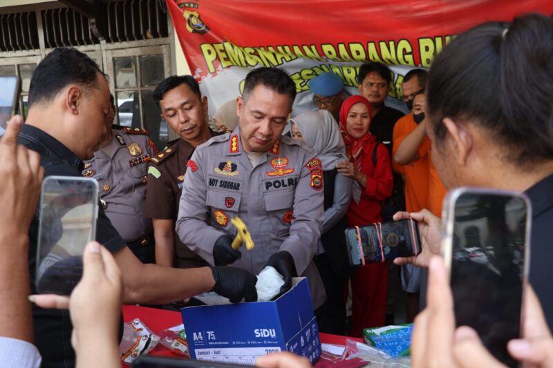 Kapolresta Jambi Kombes Pol Boy Sutan Binanga Siregar saat melakukan pemusnahan barang bukti narkotika di Gedung Satresnarkoba Polresta Jambi, Selasa (5/5/2026). Matapedia6.com/Ali