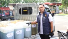 Kasat Reskrim Polresta Barelang Kompol Debby saat menunjukkan barang bukti mobil yang diduga membawa BBM subsidi, Rabu (6/5/2026). Foto:Ist