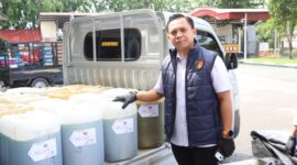 Kasat Reskrim Polresta Barelang Kompol Debby saat menunjukkan barang bukti mobil yang diduga membawa BBM subsidi, Rabu (6/5/2026). Foto:Ist