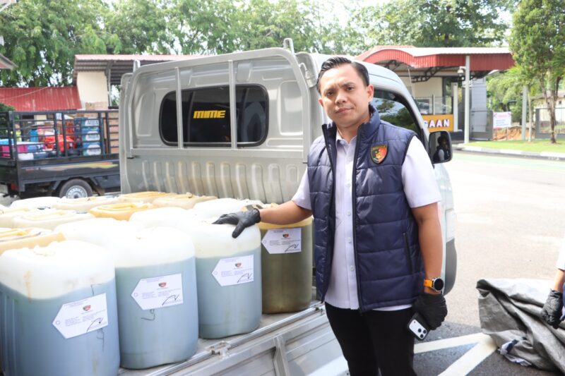Kasat Reskrim Polresta Barelang Kompol Debby saat menunjukkan barang bukti mobil yang diduga membawa BBM subsidi, Rabu (6/5/2026). Foto:Ist