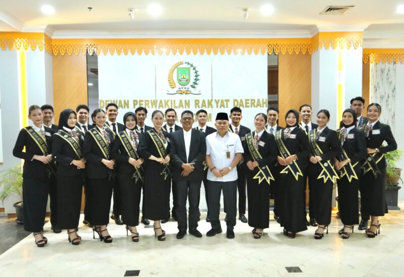 Ketua DPRD Batam Kamaluddin bersama finalis duta wisata, Rabu (6/5/2026). Foto;Ist