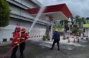 Simulasi kebakaran motor di wilayah SPBU Padang. Foto:Istimewa