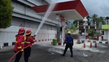 Simulasi kebakaran motor di wilayah SPBU Padang. Foto:Istimewa