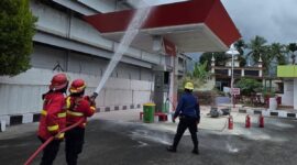 Simulasi kebakaran motor di wilayah SPBU Padang. Foto:Istimewa