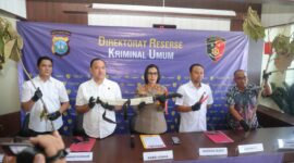 Polisi mengekspos perusakan ratusan batang pohon jati di Batam, Kamis (7/5/2026). Foto:Ist
