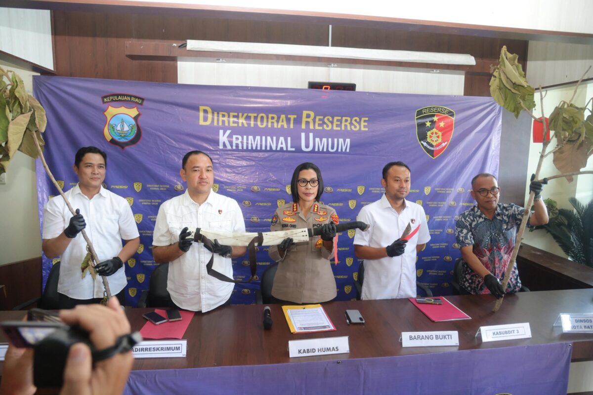 Polisi mengekspos perusakan ratusan batang pohon jati di Batam, Kamis (7/5/2026). Foto:Ist
