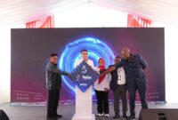 Gubernur Kepala Daerah Papua yang diwakili oleh L. Christian Sohilait, Wakil Menteri Komunikasi dan Digital RI Angga Raka Prabowo, Direktur Utama Telkom Dian Siswarini, Wakil Konsulat Papua Nugini di Jayapura Leon Galemo, dan CEO PNG DataCo Paul Komboi meresmikan kabel laut lintas batas pertama yang menghubungkan Indonesia dan Papua Nugini guna memperkuat konektivitas digital di Kawasan Timur Indonesia serta membuka koridor digital baru menuju Asia-Pasifik, Jumat (8/5/2026). Foto: Telkom