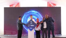 Gubernur Kepala Daerah Papua yang diwakili oleh L. Christian Sohilait, Wakil Menteri Komunikasi dan Digital RI Angga Raka Prabowo, Direktur Utama Telkom Dian Siswarini, Wakil Konsulat Papua Nugini di Jayapura Leon Galemo, dan CEO PNG DataCo Paul Komboi meresmikan kabel laut lintas batas pertama yang menghubungkan Indonesia dan Papua Nugini guna memperkuat konektivitas digital di Kawasan Timur Indonesia serta membuka koridor digital baru menuju Asia-Pasifik, Jumat (8/5/2026). Foto: Telkom