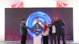 Gubernur Kepala Daerah Papua yang diwakili oleh L. Christian Sohilait, Wakil Menteri Komunikasi dan Digital RI Angga Raka Prabowo, Direktur Utama Telkom Dian Siswarini, Wakil Konsulat Papua Nugini di Jayapura Leon Galemo, dan CEO PNG DataCo Paul Komboi meresmikan kabel laut lintas batas pertama yang menghubungkan Indonesia dan Papua Nugini guna memperkuat konektivitas digital di Kawasan Timur Indonesia serta membuka koridor digital baru menuju Asia-Pasifik, Jumat (8/5/2026). Foto: Telkom