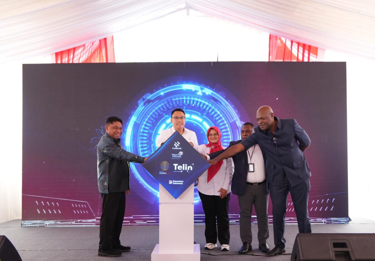 Gubernur Kepala Daerah Papua yang diwakili oleh L. Christian Sohilait, Wakil Menteri Komunikasi dan Digital RI Angga Raka Prabowo, Direktur Utama Telkom Dian Siswarini, Wakil Konsulat Papua Nugini di Jayapura Leon Galemo, dan CEO PNG DataCo Paul Komboi meresmikan kabel laut lintas batas pertama yang menghubungkan Indonesia dan Papua Nugini guna memperkuat konektivitas digital di Kawasan Timur Indonesia serta membuka koridor digital baru menuju Asia-Pasifik, Jumat (8/5/2026). Foto: Telkom