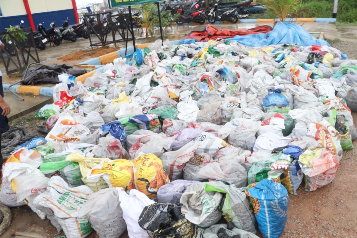 Ratusan timah ilegal diamankan Satpolairud Karimun. Foto:Humas Polda Kepri