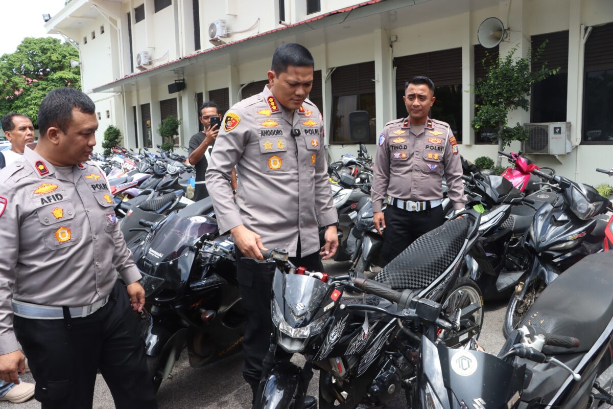 Kapolresta Barelang bersama Kasat Lantas Polresta Barelang saat mengecek kendaraan bermotor knalpot brong, Senin (11/5/2026). Foto:Istimewa