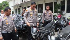 Kapolresta Barelang bersama Kasat Lantas Polresta Barelang saat mengecek kendaraan bermotor knalpot brong, Senin (11/5/2026). Foto:Istimewa