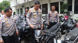 Kapolresta Barelang bersama Kasat Lantas Polresta Barelang saat mengecek kendaraan bermotor knalpot brong, Senin (11/5/2026). Foto:Istimewa