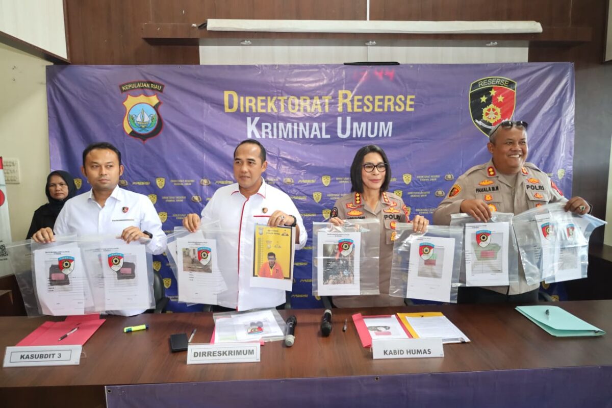 Polisi melihatkan barang bukti kasus pembunuhan istri di Lingga, Senin (11/5/2026). Foto:Istimewa