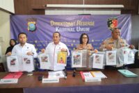 Polisi melihatkan barang bukti kasus pembunuhan istri di Lingga, Senin (11/5/2026). Foto:Istimewa
