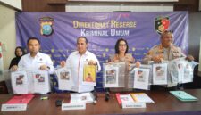 Polisi melihatkan barang bukti kasus pembunuhan istri di Lingga, Senin (11/5/2026). Foto:Istimewa