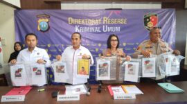Polisi melihatkan barang bukti kasus pembunuhan istri di Lingga, Senin (11/5/2026). Foto:Istimewa