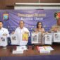 Polisi melihatkan barang bukti kasus pembunuhan istri di Lingga, Senin (11/5/2026). Foto:Istimewa