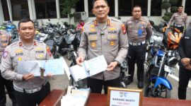 Kapolresta Barelang Kombes Pol Anggoro Wicaksono didampingi Kasat Lantas Kompol Afiditya Arief Wibowo usai jumpa pers di Polresta Barelang, Senin (11/5/2026). Foto:Istimewa