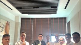 Anggota Fraksi Gerindra DPRD Kota Batam, Aweng Kurniawan dan para kader serta anggota DPR dapil Kepri Endipat. Foto:Istimewa