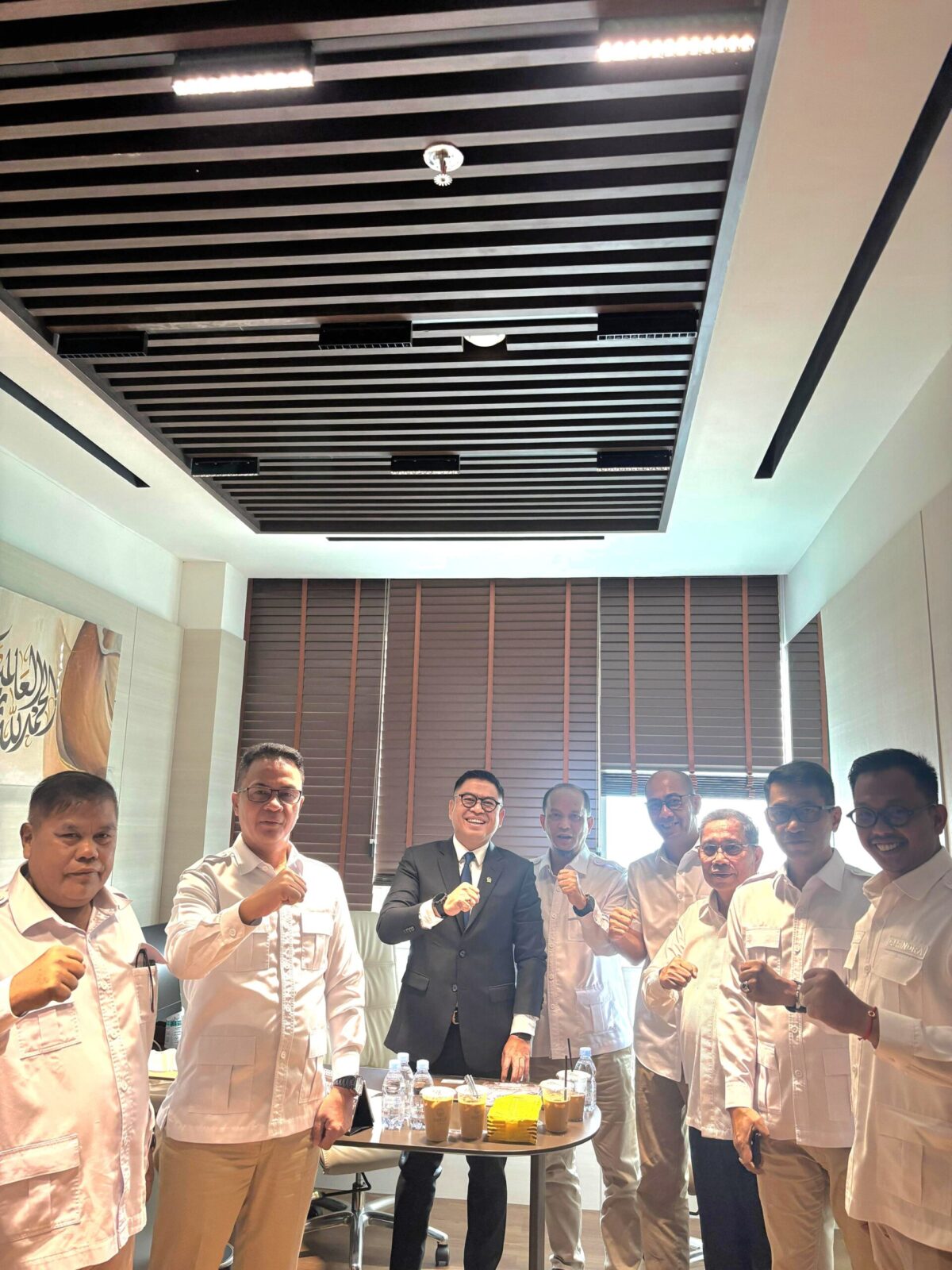 Anggota Fraksi Gerindra DPRD Kota Batam, Aweng Kurniawan dan para kader serta anggota DPR dapil Kepri Endipat. Foto:Istimewa