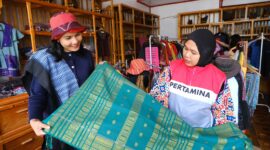 Pertamina Patra Niaga Regional Sumbagut mempercepat geliat ekonomi kreatif berbasis budaya di Samosir. Foto:Istimewa