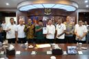 Kepala BP Batam Amsakar Achmad saat menerima audiensi perwakilan driver online Batam di Marketing Centre, Selasa (12/5/2026) siang. Foto:Humas BP Batam. 