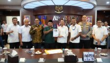 Kepala BP Batam Amsakar Achmad saat menerima audiensi perwakilan driver online Batam di Marketing Centre, Selasa (12/5/2026) siang. Foto:Humas BP Batam. 