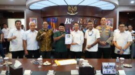 Kepala BP Batam Amsakar Achmad saat menerima audiensi perwakilan driver online Batam di Marketing Centre, Selasa (12/5/2026) siang. Foto:Humas BP Batam. 