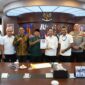 Kepala BP Batam Amsakar Achmad saat menerima audiensi perwakilan driver online Batam di Marketing Centre, Selasa (12/5/2026) siang. Foto:Humas BP Batam. 