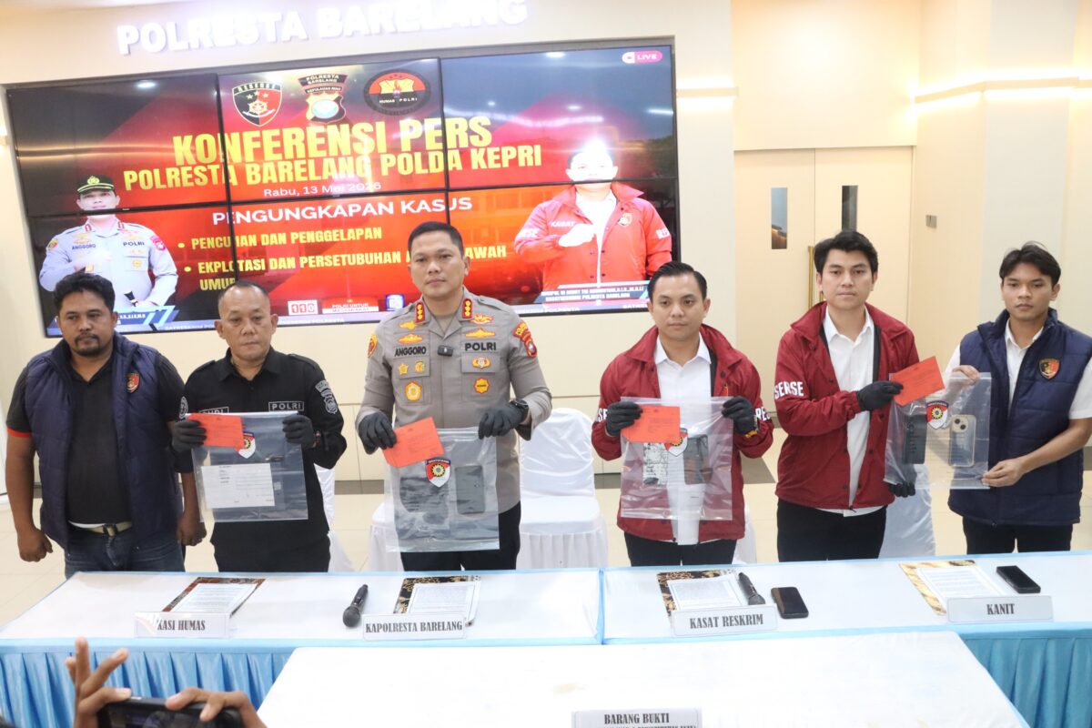 Kapolresta Barelang Kombes Pol Anggoro Wicaksono tengah saat menunjukkan barang bukti kasus eksploitasi anak dalam jumpa pers pada Rabu (13/5/2026). Foto:Istimewa