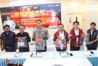 Kapolresta Barelang Kombes Pol Anggoro Wicaksono tengah saat menunjukkan barang bukti kasus eksploitasi anak dalam jumpa pers pada Rabu (13/5/2026). Foto:Istimewa