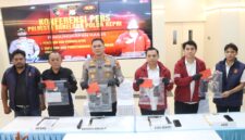Kapolresta Barelang Kombes Pol Anggoro Wicaksono tengah saat menunjukkan barang bukti kasus eksploitasi anak dalam jumpa pers pada Rabu (13/5/2026). Foto:Istimewa