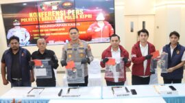 Kapolresta Barelang Kombes Pol Anggoro Wicaksono tengah saat menunjukkan barang bukti kasus eksploitasi anak dalam jumpa pers pada Rabu (13/5/2026). Foto:Istimewa