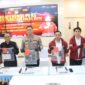 Kapolresta Barelang Kombes Pol Anggoro Wicaksono tengah saat menunjukkan barang bukti kasus eksploitasi anak dalam jumpa pers pada Rabu (13/5/2026). Foto:Istimewa