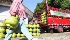 Warga saat membeli gas tiga kilogram di wilayah Medan. Foto:Istimewa