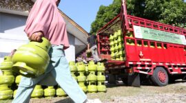 Warga saat membeli gas tiga kilogram di wilayah Medan. Foto:Istimewa