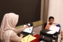 Petugas Imigrasi saat mengambil foto untuk proses pembuatan paspor di waktu hari libur. Foto:Istimewa