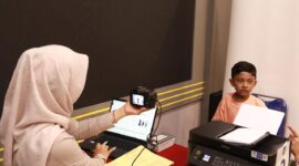 Petugas Imigrasi saat mengambil foto untuk proses pembuatan paspor di waktu hari libur. Foto:Istimewa