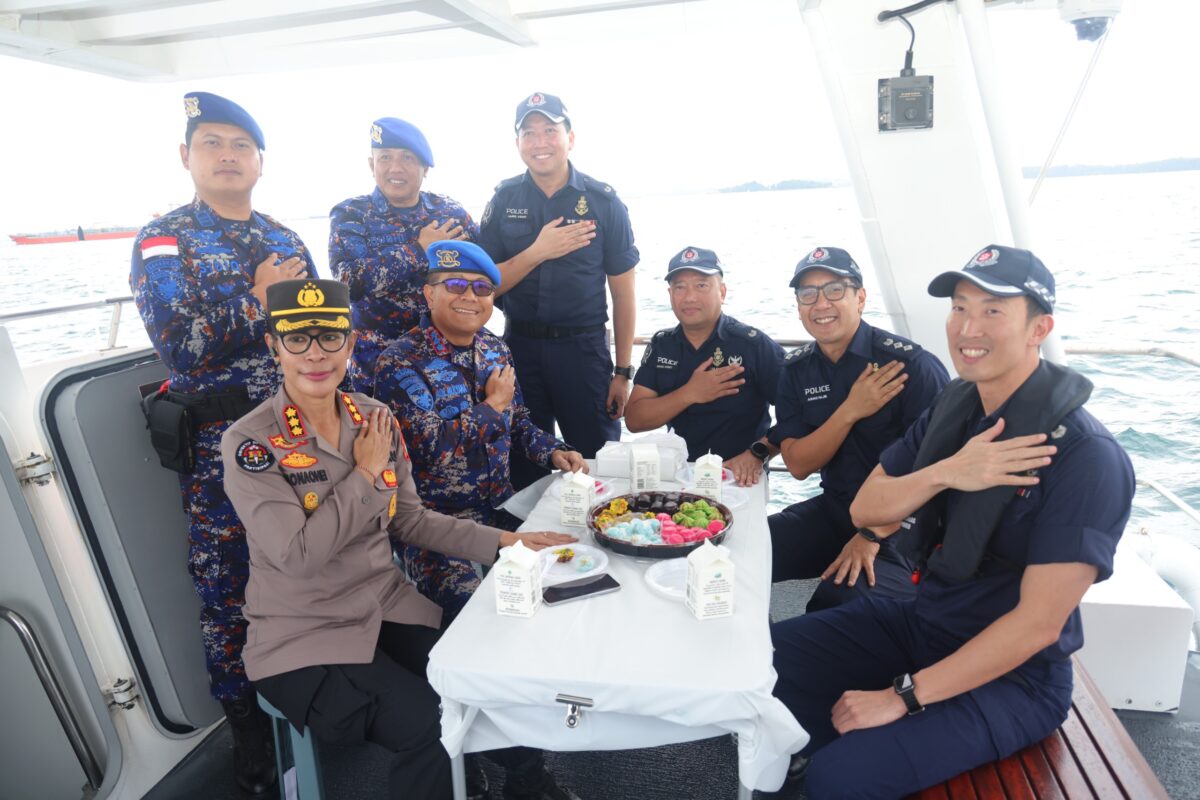 Polda Kepri bersama dengan polisi Singapura. Foto:Ist