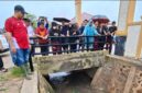 Iman Sutiawan dan Aweng Kurniawan saat melihat titik banjir di wilayah Tiban, Sabtu (16/5/2026). Foto:Ist