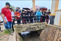 Iman Sutiawan dan Aweng Kurniawan saat melihat titik banjir di wilayah Tiban, Sabtu (16/5/2026). Foto:Ist
